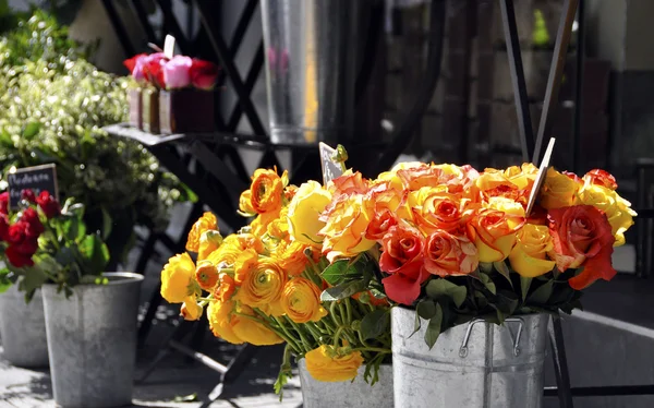 Rosas em uma barraca florista — Fotografia de Stock