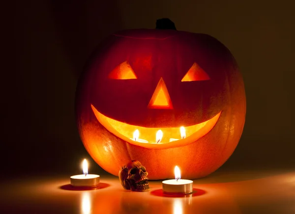 Linterna de Halloween y un cráneo pequeño — Foto de Stock