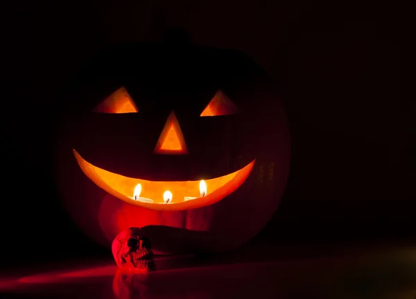 Halloween lantern and a skull — Stock Photo, Image