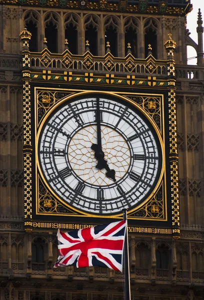 Wieża zegarowa i flagi brytyjskiej — Zdjęcie stockowe