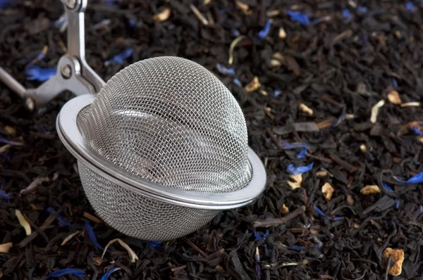 Ароматный чай и чайный шар — стоковое фото