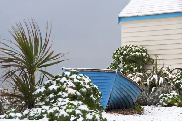 Bateau de pêcheur bleu en hiver — Photo
