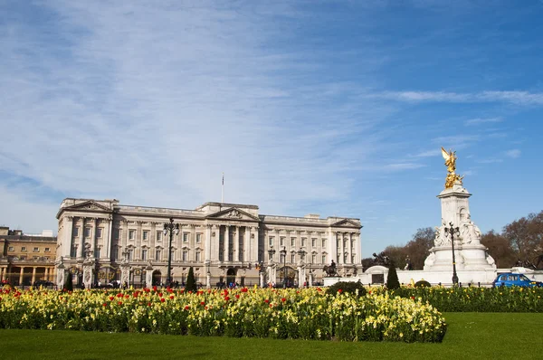Buckinghamský palác a victoria memorial — Stock fotografie