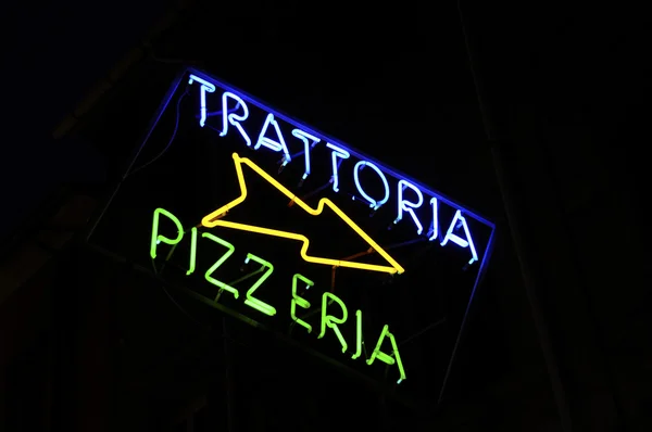 Неоновая табличка "Траттория и пиццерия" — стоковое фото