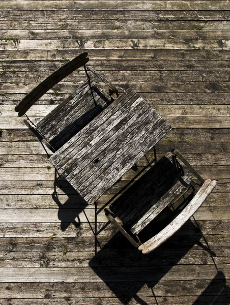 Mesa vintage e cadeiras em um terraço — Fotografia de Stock