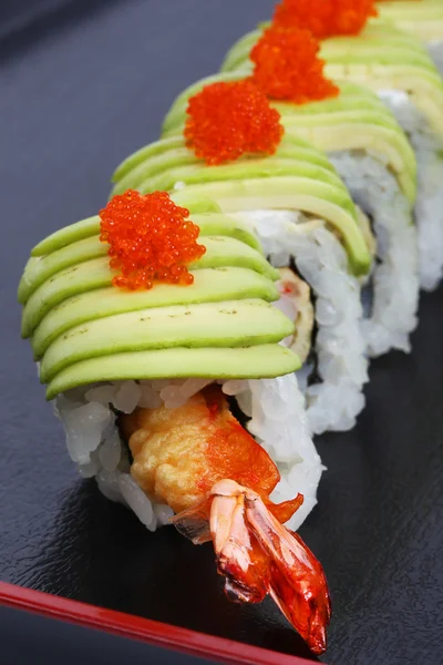 Sushi sur un plateau noir — Photo