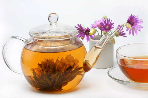 Teapot, a cup of tea and a vase of flowers — Stock Photo, Image