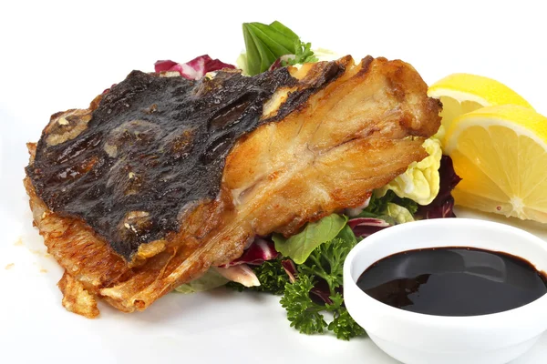 Lepényhal hal sült zöldséges mártással — Stock Fotó
