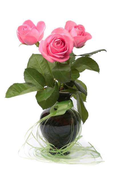 三朵玫瑰在陶瓷花瓶 — 图库照片