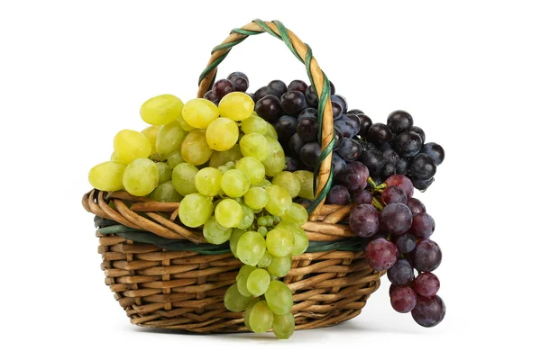 Klastrów żółty i czarny winogron w koszu na biały backg — Zdjęcie stockowe