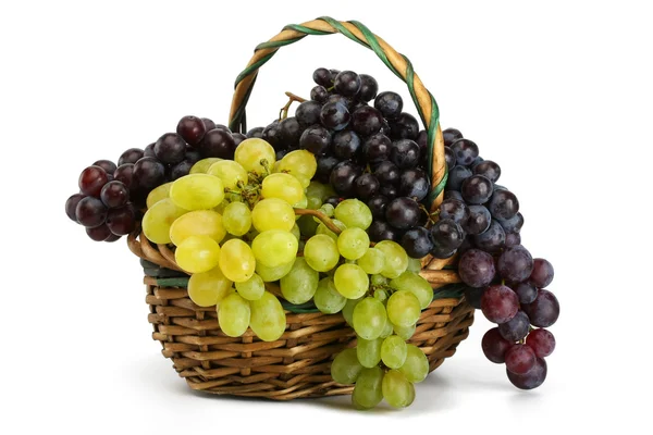 Grappoli di uva gialla e nera in un cesto su un dorso bianco — Foto Stock