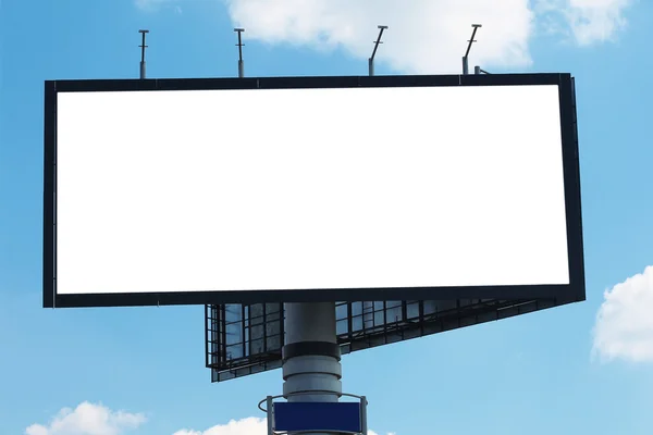 Билборд на фоне голубого облачного неба — стоковое фото