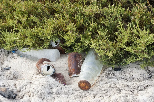 Afval op een strand — Stockfoto
