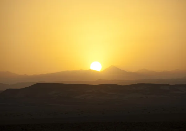 Desierto puesta de sol sobre las montañas — Foto de Stock