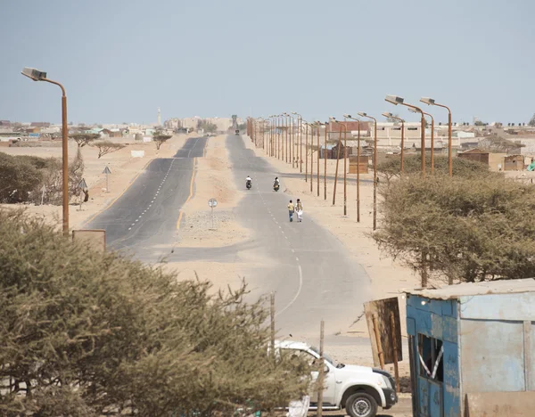Zweispurige Straße in der afrikanischen Wüste — Stockfoto