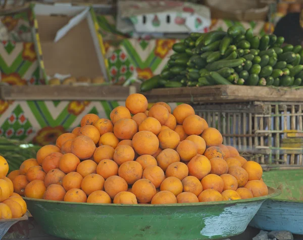 Sinaasappelen op een lokale markt — Stockfoto