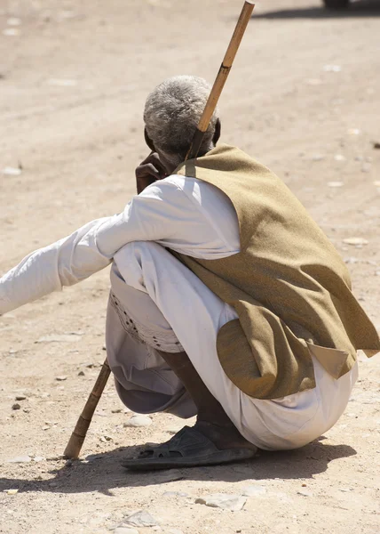 Einheimischer Beduine sitzt auf Straße — Stockfoto