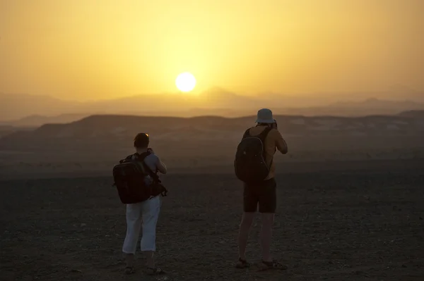 Two photographing a desert sunset — Stock Photo, Image