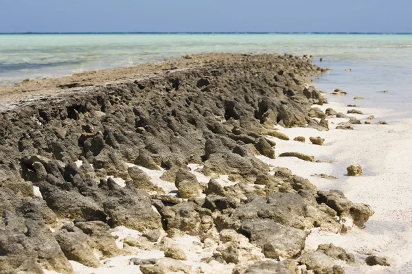 Formation rocheuse sur une plage — Photo