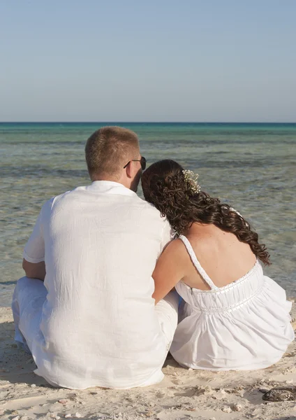Jóvenes recién casados en una playa tropical — Foto de Stock