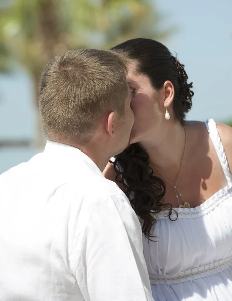 Recién casados teniendo un beso romántico — Foto de Stock