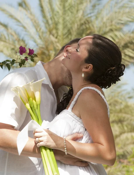 Newlyweds having a romantic kiss — Stock Photo, Image