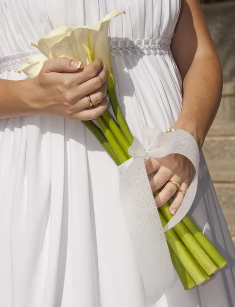 Mariée tenant un bouquet de fleurs — Photo