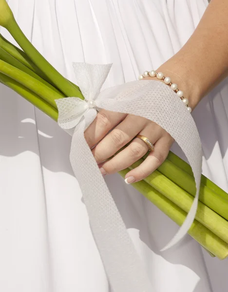 Braut hält einen Blumenstrauß in der Hand — Stockfoto