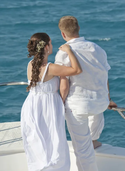 Pareja recién casada estaba en la proa de un barco — Foto de Stock