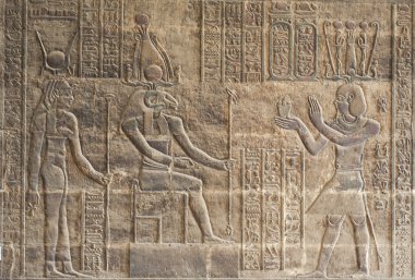 Bir Mısır tapınak duvarına hiyeroglif oymalar