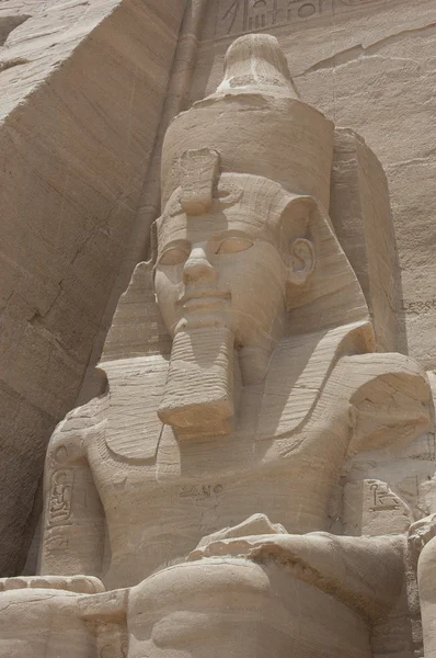 Statue von Ramses II bei abu simbel — Stockfoto