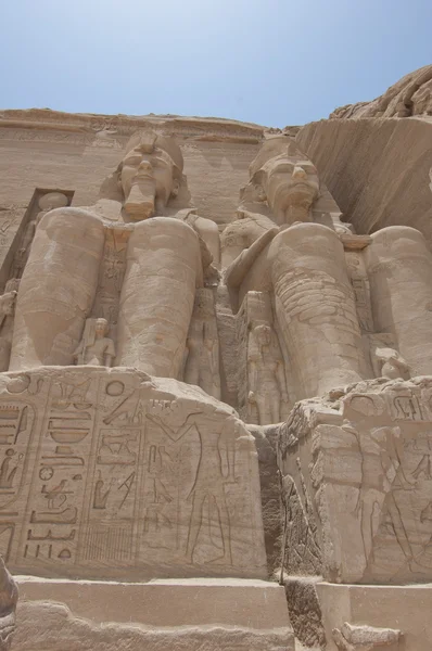 Statue von Ramses II bei abu simbel — Stockfoto