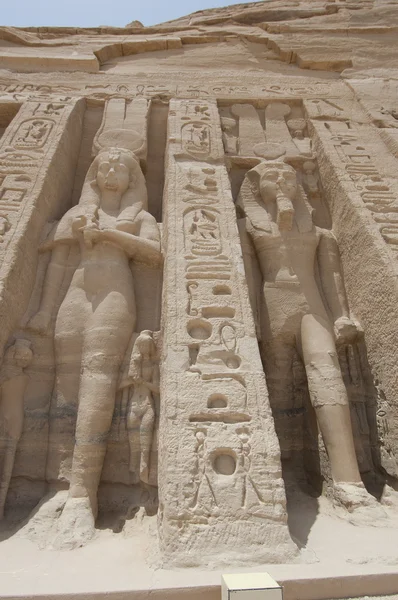 Estatuas de Ramsés II y la reina Nefertari en Abu Simbel — Foto de Stock