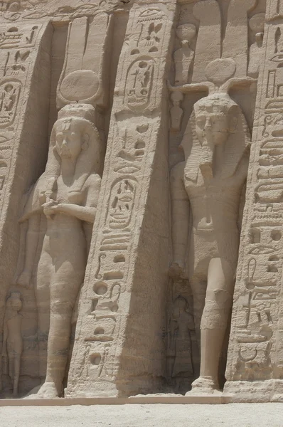 Standbeelden van ramses ii en koningin nefertari in abu simbel — Stockfoto