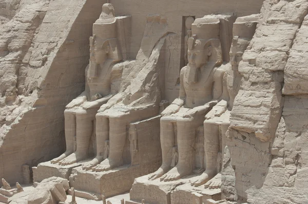 Αγάλματα του Ραμσή ΙΙ στην είσοδο στο Αμπού Σιμπέλ — Φωτογραφία Αρχείου