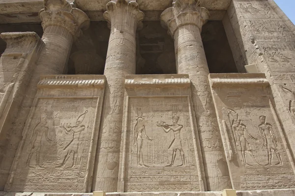 Hieroglyphen-Schnitzereien an einer ägyptischen Tempelwand — Stockfoto