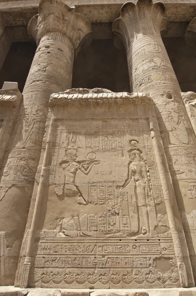 Hieroglyfiska sniderier på en egyptisk tempel vägg — Stockfoto
