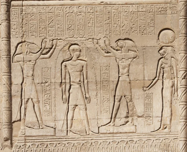 Иероглифическая резьба на стене египетского храма — стоковое фото