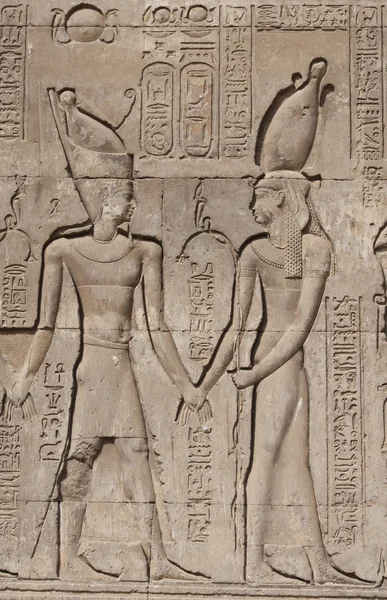 이집트 사원 벽에 상형 문자 조각 — 스톡 사진