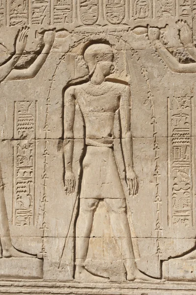Hieroglyphen-Schnitzereien an einer ägyptischen Tempelwand — Stockfoto