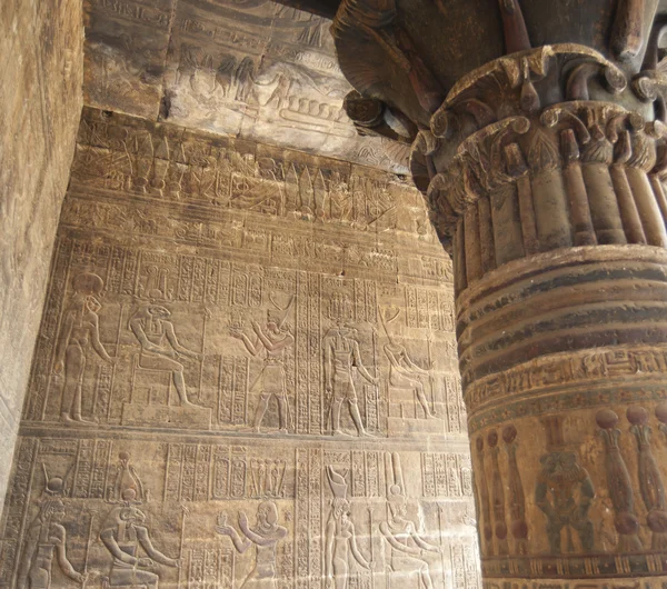 Hieroglyfické rytiny na zdi egyptský chrám — Stock fotografie