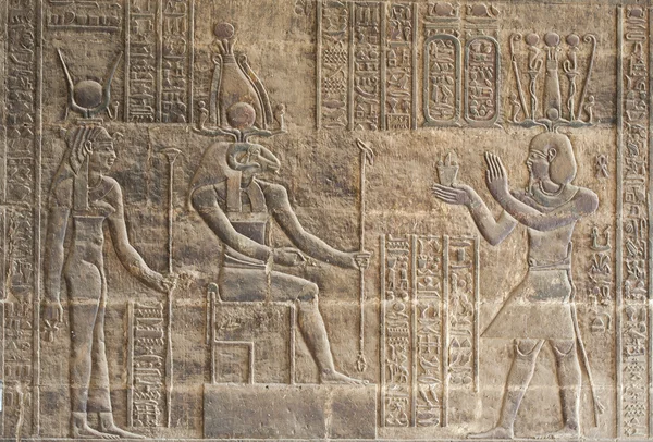 埃及神庙墙上的象形文字雕刻 — 图库照片