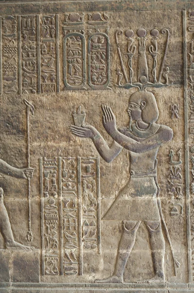 Titokzatos faragványok egy egyiptomi templom falán — Stock Fotó