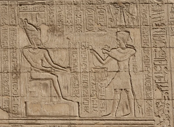 Ιερογλυφική γλυπτά σε έναν τοίχο αιγυπτιακές ναός — Φωτογραφία Αρχείου