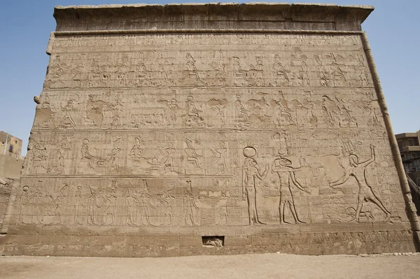 Иероглифическая резьба на стене египетского храма — стоковое фото