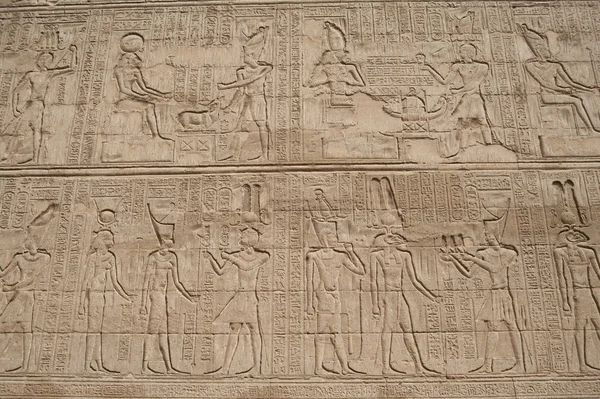 Sculture geroglifiche su un muro di un tempio egizio — Foto Stock