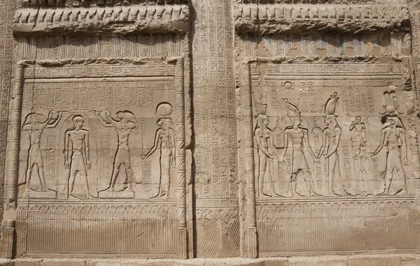 Esculturas hieroglíficas em uma parede do templo egípcio — Fotografia de Stock