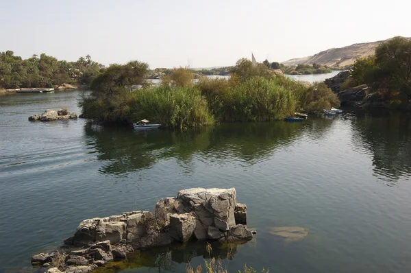 Vista para baixo do rio Nilo com cataratas — Fotografia de Stock