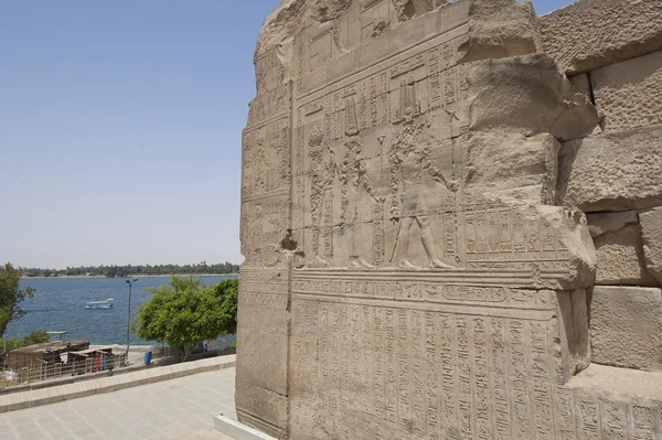 Hieroglyfické rytiny mimo zdi egyptský chrám — Stock fotografie