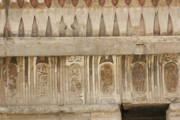 Hieroglyphic carvings on an Egyptian temple wall — Stockfoto